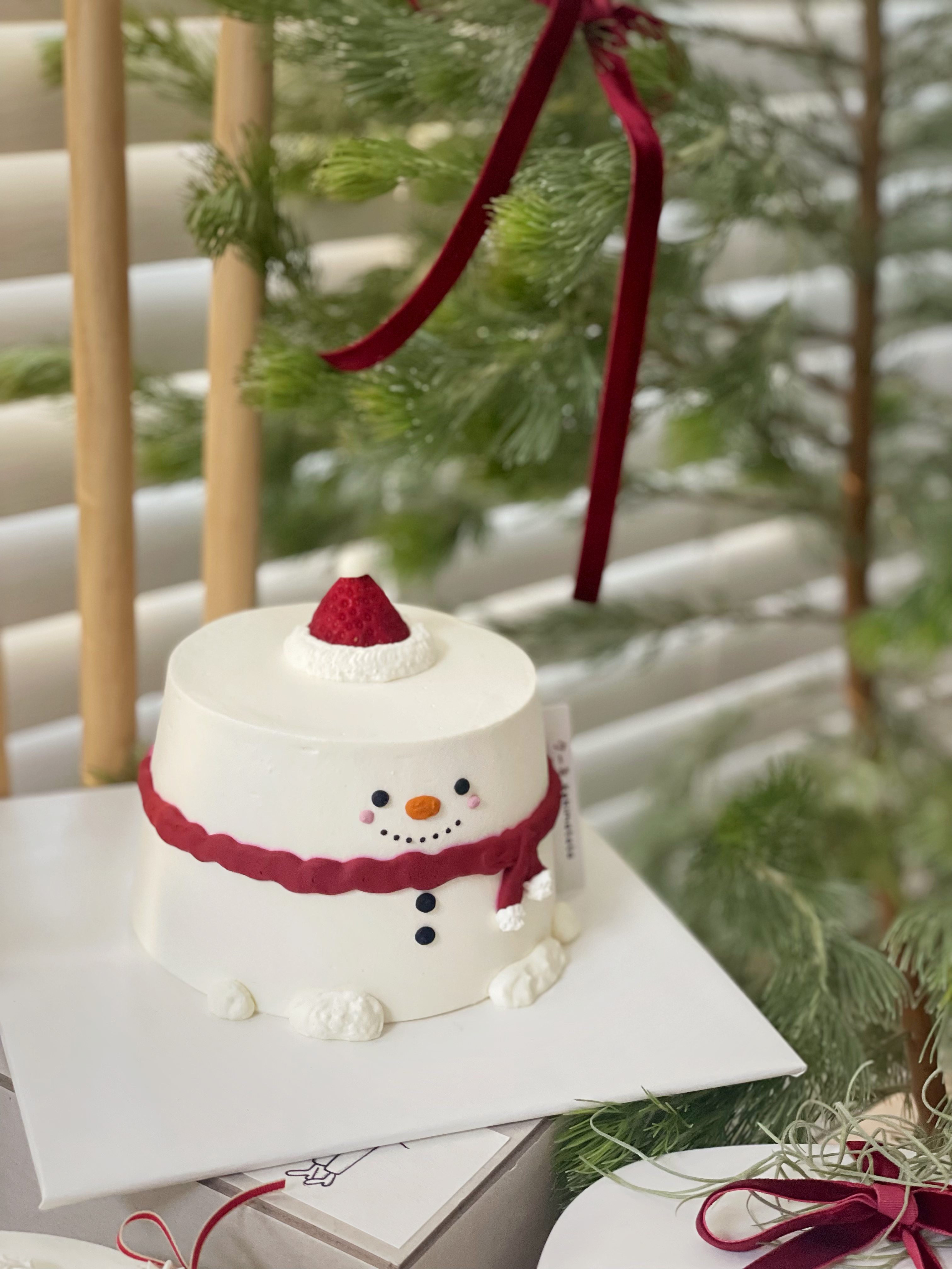 戴红帽子的雪人奶油蛋糕