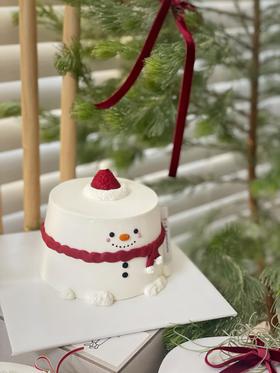 戴红帽子的雪人奶油蛋糕