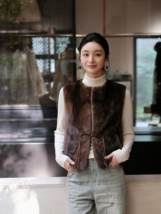 盛唐婧 | 新中式进口水貂盘扣马甲-棕色 商品图0