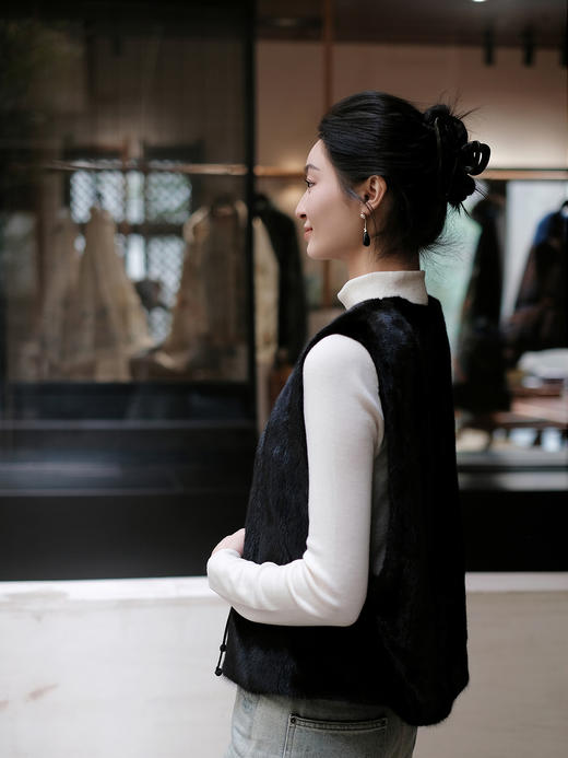 盛唐婧 | 新中式进口水貂盘扣马甲-黑色 商品图2