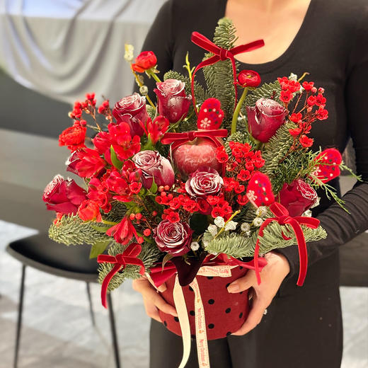 精美圣诞鲜花抱抱桶 商品图0