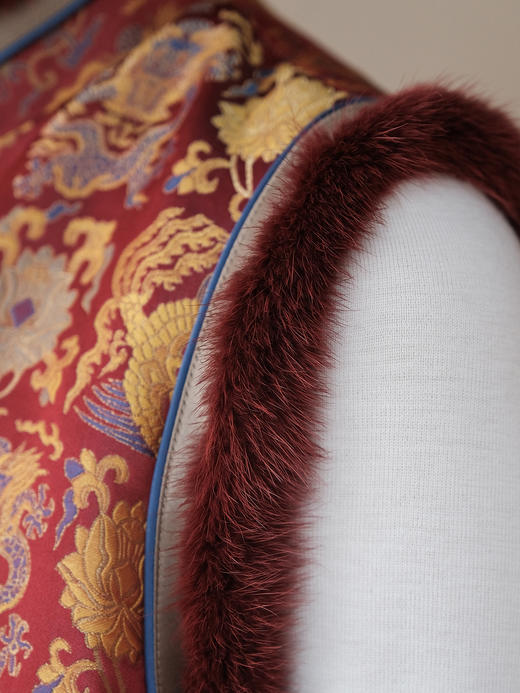 盛唐婧 | 新中式宋锦龙凤穿莲纹夹棉马甲 商品图4