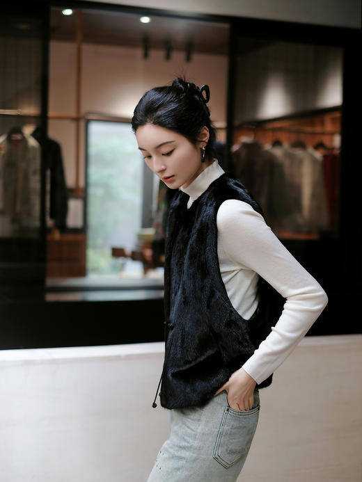 盛唐婧 | 新中式进口水貂盘扣马甲-黑色 商品图1