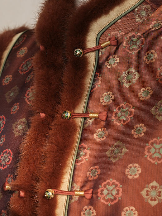 盛唐婧 | 新中式宋锦紫檀木画槽琵琶纹夹棉马甲 商品图3