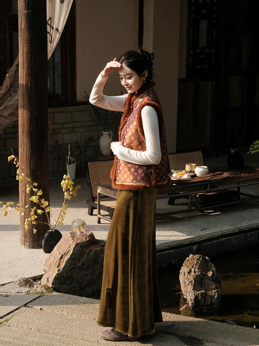 盛唐婧 | 新中式宋锦紫檀木画槽琵琶纹夹棉马甲 商品图6