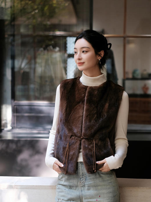 盛唐婧 | 新中式进口水貂盘扣马甲-棕色 商品图1