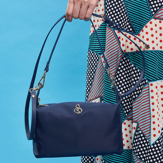 【专柜多样屋】苏珊花园蔓云斜挎手拎多用包收纳包化妆包/黑 商品图7