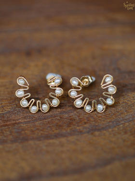 SpoiledBrat Jewelry蜿蜒的半圈系列 |珍珠耳环