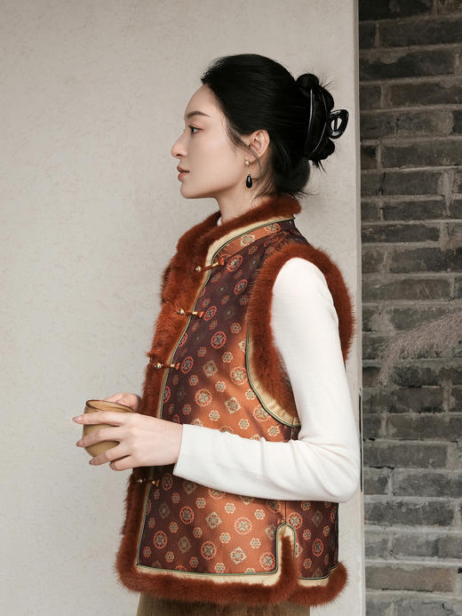 盛唐婧 | 新中式宋锦紫檀木画槽琵琶纹夹棉马甲 商品图4