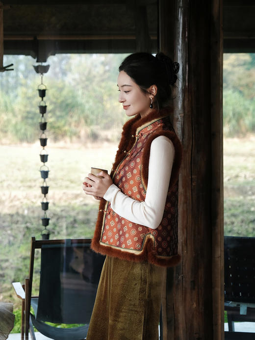 盛唐婧 | 新中式宋锦紫檀木画槽琵琶纹夹棉马甲 商品图5