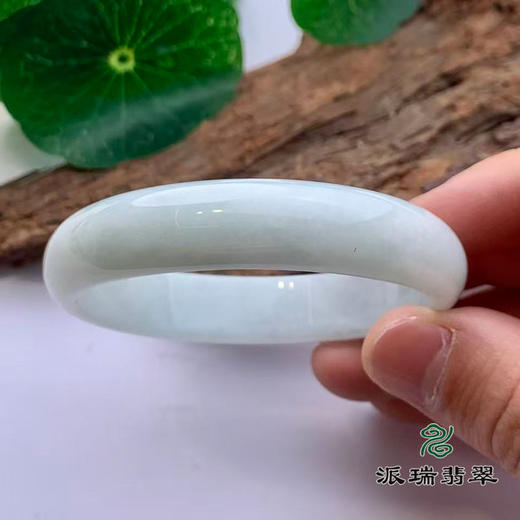 派瑞翡翠 翡翠手镯 糯种 浅绿色 商品图3
