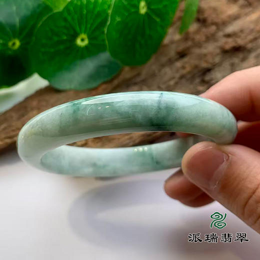 派瑞翡翠 翡翠手镯 糯种 浅绿色 商品图2
