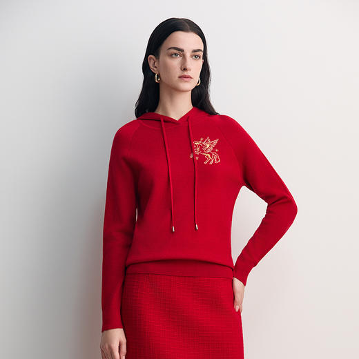 EITIE爱特爱胸前提花生肖图案时尚减龄连帽针织衫8501201 商品图2