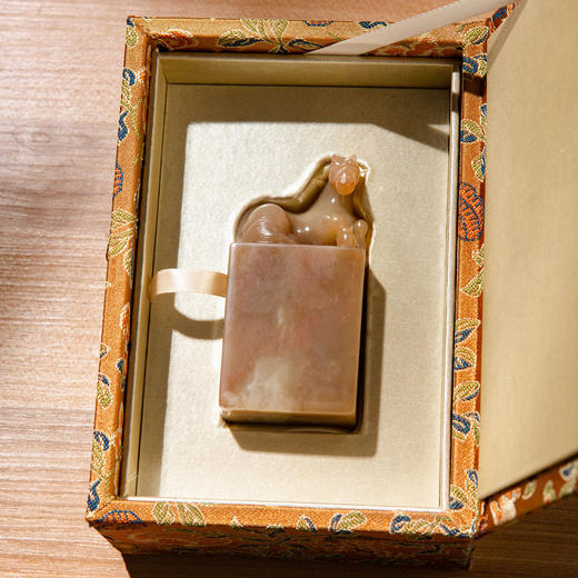 寿山石老料手雕“古骏”方章 商品图2