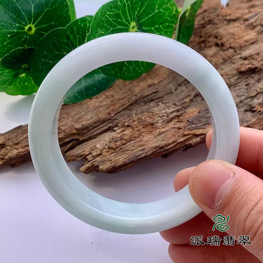 派瑞翡翠 翡翠手镯 糯种 浅绿色 商品图3