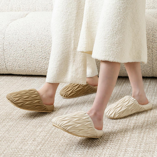 【专柜多样屋】多样屋云涧轻褶舒适拖加绒保暖拖秋冬拖鞋深栗棕（建议拍大一码） 商品图1