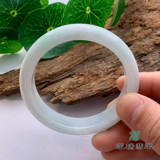 派瑞翡翠 翡翠手镯 糯种 浅绿色 商品图3