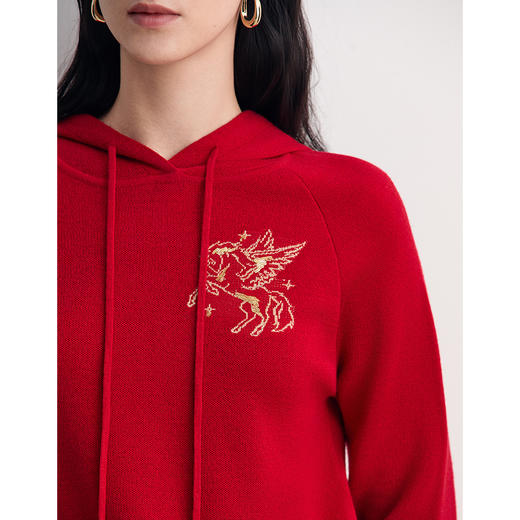 EITIE爱特爱胸前提花生肖图案时尚减龄连帽针织衫8501201 商品图5