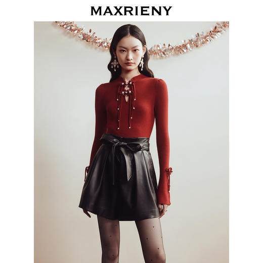 玛克门店发货：MAXRIENY新年红国风针织复古水晶扣套头毛衫修身上衣(货号:MC88SW820) 商品图2