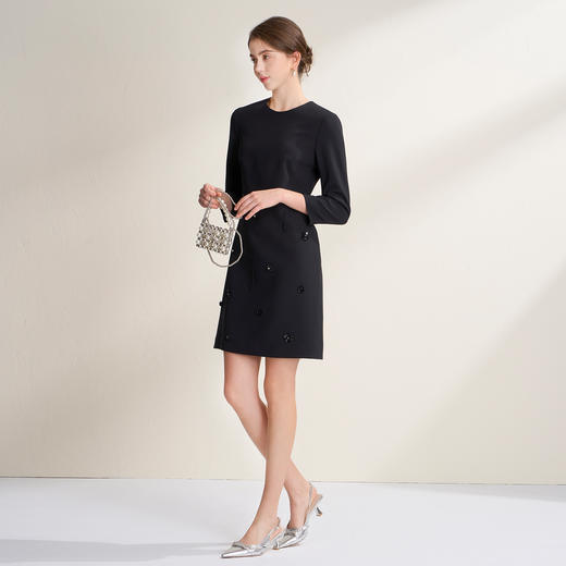 EITIE爱特爱气质圆领黑色亮片花朵装饰八分袖显瘦2026年春季新款连衣裙A2607133 商品图2