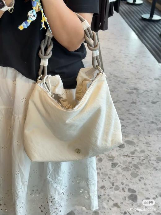 lulu新款肥肠斜挎小包， 三个色，非常漂亮实用，防水面料 商品图7