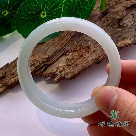 派瑞翡翠 翡翠手镯 糯种 浅绿色 商品图3