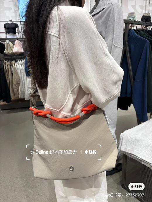 lulu新款肥肠斜挎小包， 三个色，非常漂亮实用，防水面料 商品图8