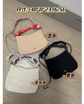 lulu新款肥肠斜挎小包， 三个色，非常漂亮实用，防水面料