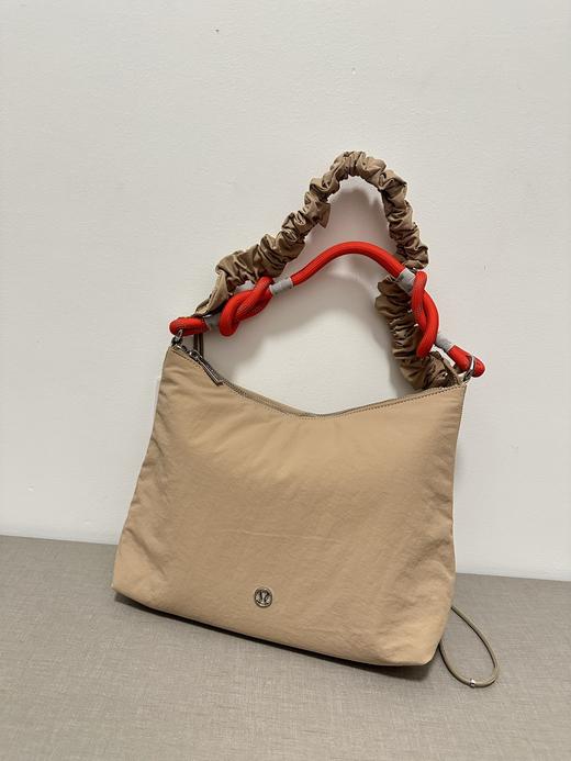 lulu新款肥肠斜挎小包， 三个色，非常漂亮实用，防水面料 商品图6