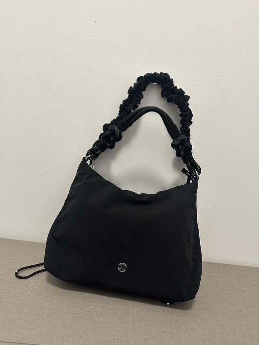 lulu新款肥肠斜挎小包， 三个色，非常漂亮实用，防水面料 商品图5