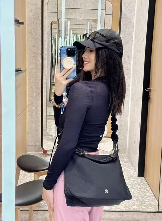 lulu新款肥肠斜挎小包， 三个色，非常漂亮实用，防水面料 商品图3