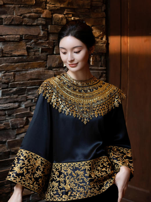 盛唐牡丹 |盘金手推绣真丝上衣+宫廷钉珠装饰云肩/黑金色 商品图2