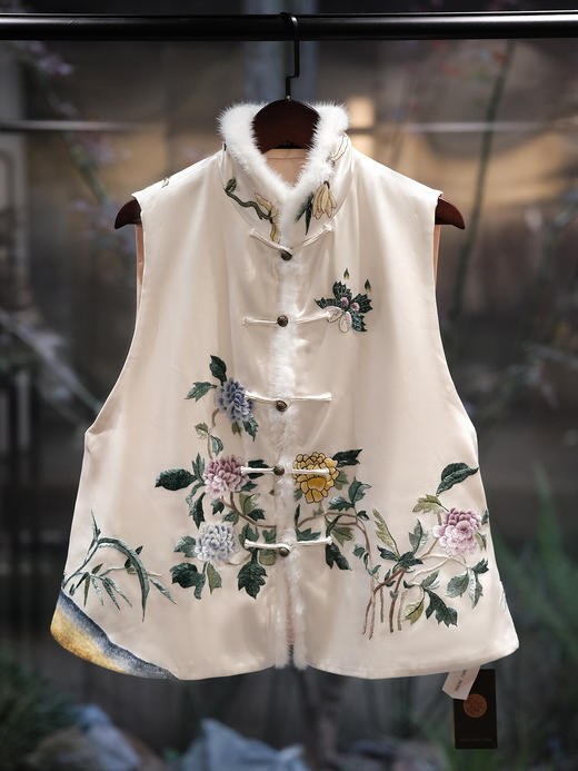 盛唐牡丹大师系列-王小潇 | 重缎真丝手绣水貂毛棉马甲 商品图4
