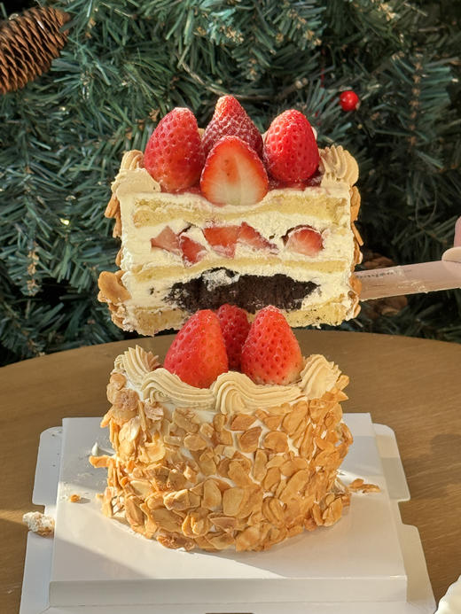 草莓杏仁酥蛋糕【焦糖奶油+草莓果酱+红颜草莓+原味戚风胚+烤杏仁酥+奥利奥饼干碎】 商品图1