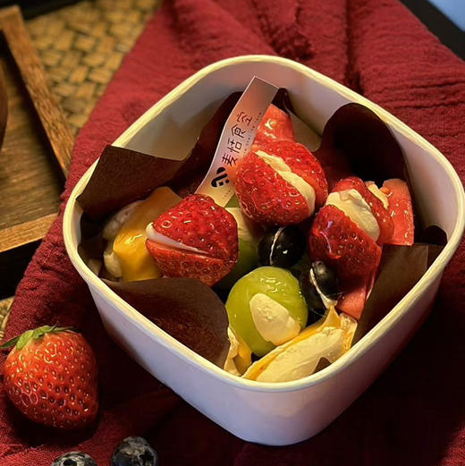 干噎酸奶碗（约13点做好）时令新鲜水果随机 商品图1