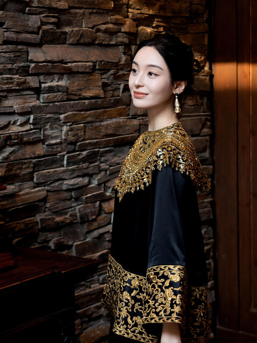 盛唐牡丹 |盘金手推绣真丝上衣+宫廷钉珠装饰云肩/黑金色 商品图3