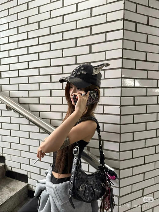 巴黎世家 Le Cagole 黑色 油蜡皮 月牙机车包 商品图4