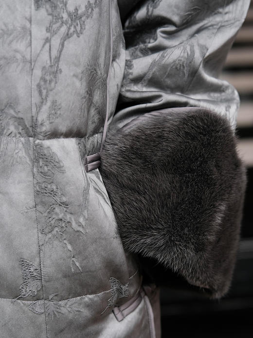 盛唐牡丹| 深灰提花对襟水貂羽绒服 商品图4