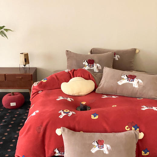 【换季出清】自然醒高克重牛奶绒四件套-发财小马（送元宝抱枕）MT 商品图2
