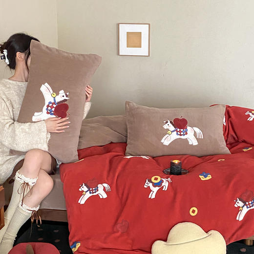 【换季出清】自然醒高克重牛奶绒四件套-发财小马（送元宝抱枕）MT 商品图4