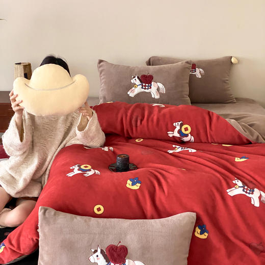 【换季出清】自然醒高克重牛奶绒四件套-发财小马（送元宝抱枕）MT 商品图0