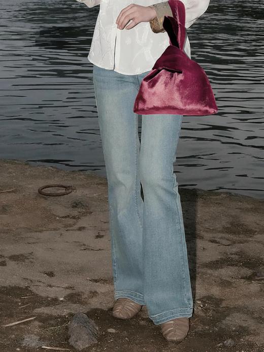 盛唐婧 |浅蓝高腰牛仔微喇裤&手拿包(粉色丝绒) 商品图0