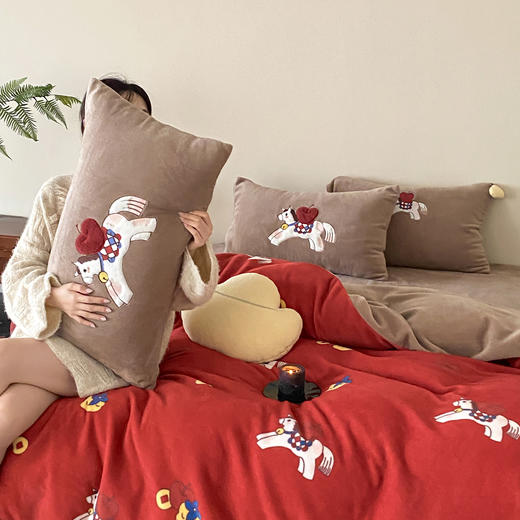 【换季出清】自然醒高克重牛奶绒四件套-发财小马（送元宝抱枕）MT 商品图12