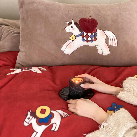 【换季出清】自然醒高克重牛奶绒四件套-发财小马（送元宝抱枕）MT 商品图5