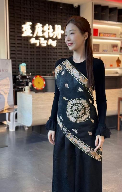 盛唐婧| 刺绣造型披肩 商品图0