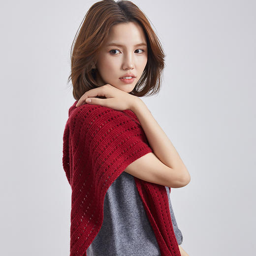VogoPetite100%山羊绒獭兔毛球针织大三角围巾披肩 BP133F0001 商品图2