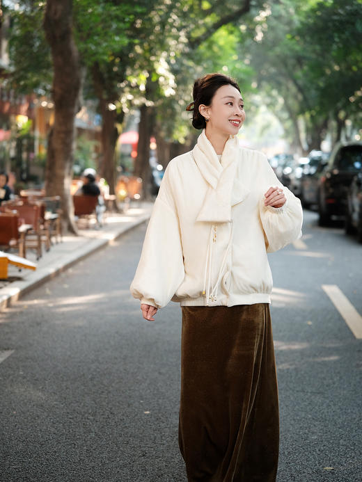 盛唐婧 | 白色丝绒流苏扣夹棉外套（带围巾） 商品图14