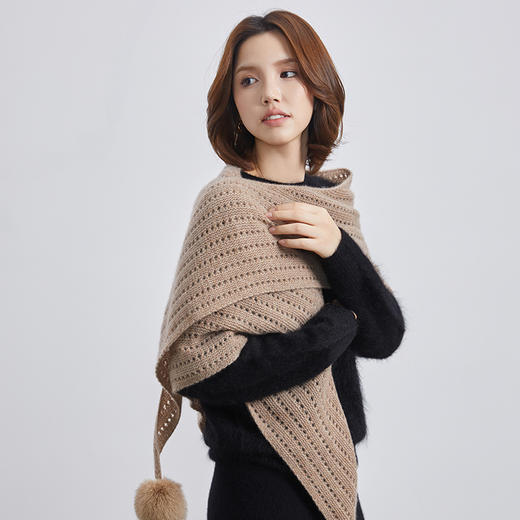 VogoPetite100%山羊绒獭兔毛球针织大三角围巾披肩 BP133F0001 商品图3