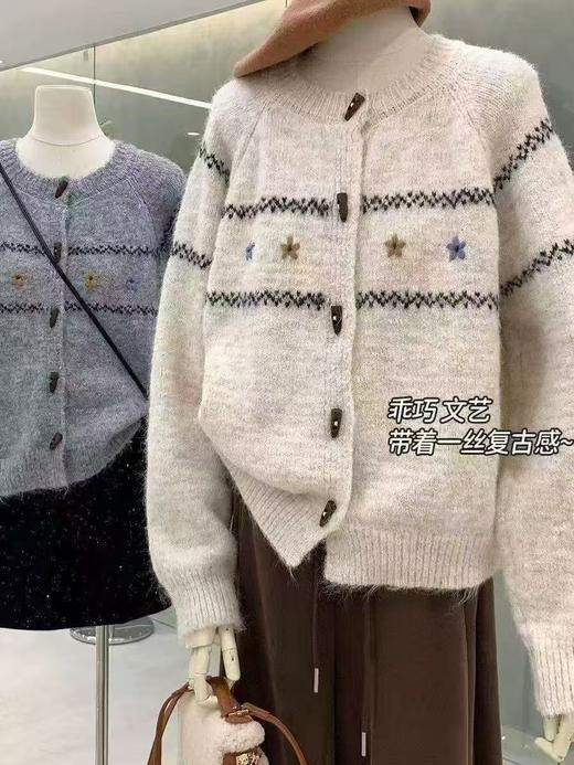 【超美针织衫】M02文艺复古范牛角扣刺绣花朵横纹针织开衫毛衣-喜出 商品图1