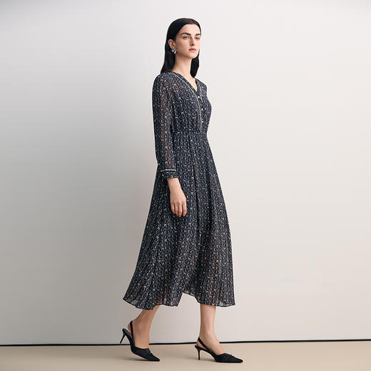 EITIE爱特爱V领抽绳收腰字母印花图案设计优雅长款连衣裙8507201 商品图3